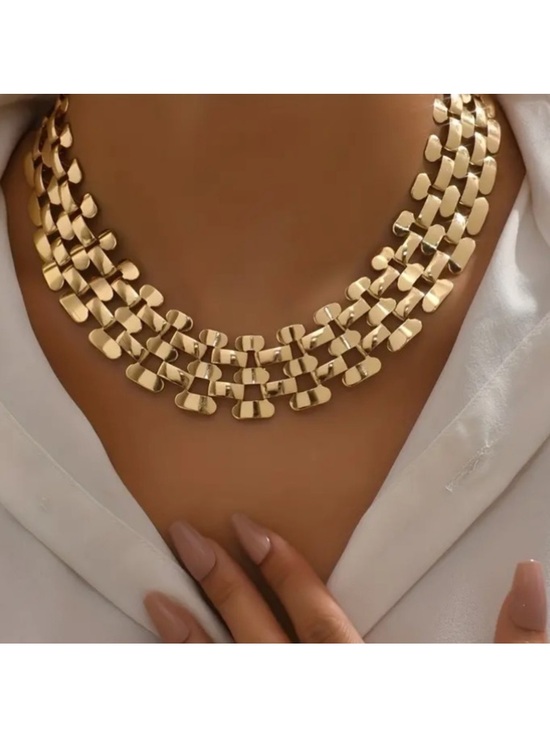 Jewelry - Sleek Gold Toned Necklace